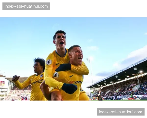 “镜头捕捉：博洛尼亚后卫封堵后激动捶地，展现防守决心”