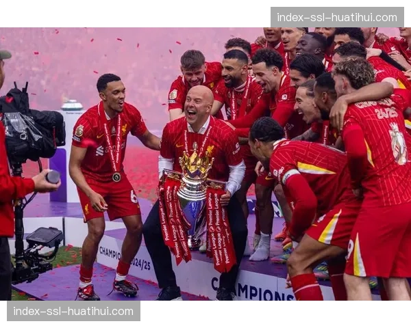 “英超冠军奖杯”巡回展抵达利物浦，吸引数千球迷参观